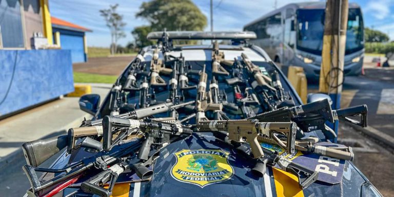 PRF apreende 26 fuzis durante abordagem a caminhão no Paraná prf-apreende-26-fuzis-durante-abordagem-a-caminhao-no-parana